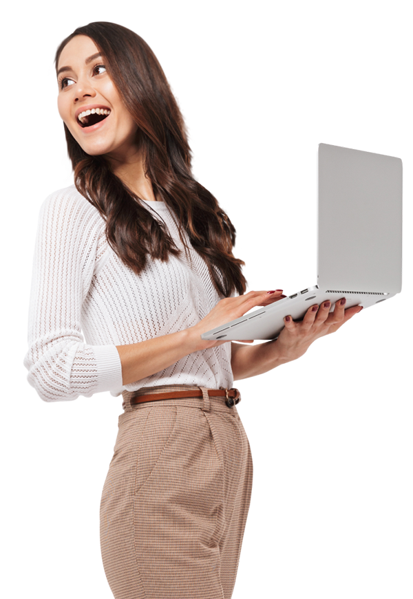 CPF : Une femme sourit avec son ordinateur